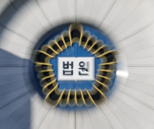 ‘대표 계정 로그인해 이메일 열람’ 직원…法 “비밀침해 아냐” 무죄